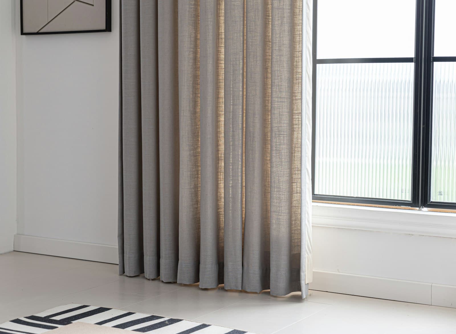 Habitación luminosa con cortinas enmarcando la ventana