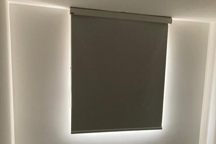 Cortina enrollable blackout instalada por DekoClass